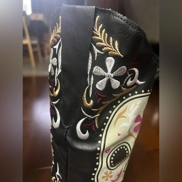 Funky skull cowboy boots!! Size 39. Run small. - Picture 8 of 9